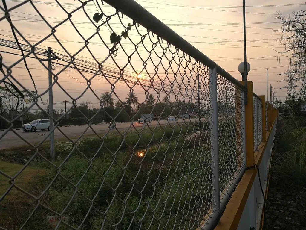Does a chain link fence increase property value?